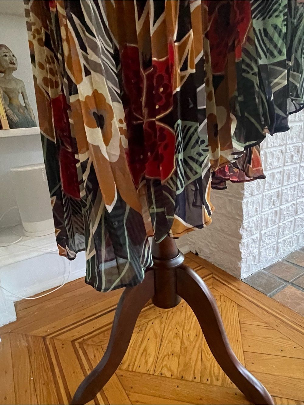 FLATTERING Club Monaco 
 Midi 3-Season Dress with Pleats & Flutter Sleves. - Picture 12 of 12